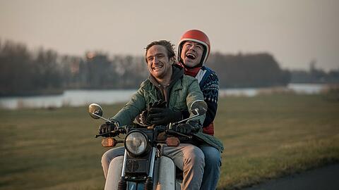 Von Kindesbeinen an sind Ben (Frederick Lau, vorne) und Simpel (David Kross) ein Herz und eine Seele.