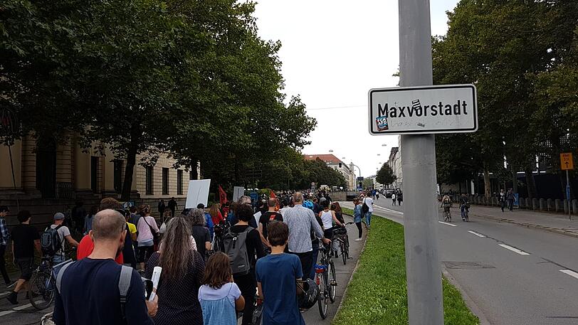 Motto: ausspekuliert! Am Samstag kamen um die 10.000 Menschen zur großen Demo gegen Spekulanten, Mietwahnsinn und für mehr Mieterschutz nach München.