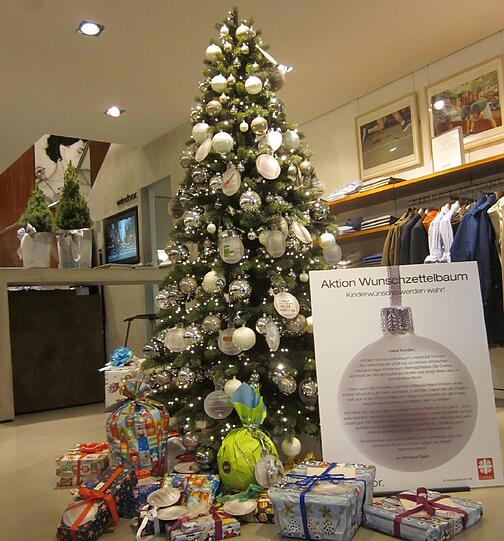 Mit kleinen Geschenken Kindern Wünsche erfüllen: Im windsor Store steht ein Wunschzettelbaum und die Geschenke werden dann von der Caritas verteilt.