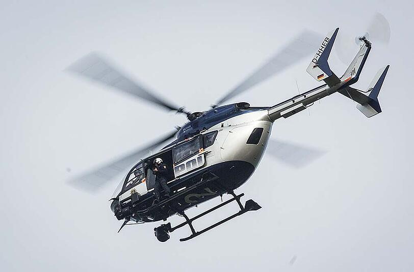 Mit einem Hubschrauber suchte die Polizei nach einem mutmaßlichen Einbrecher in Neuhausen. Der Helikopter kreiste minutenlang über einem Wohnblock nahe des Romanplatzes. (Archivbild)