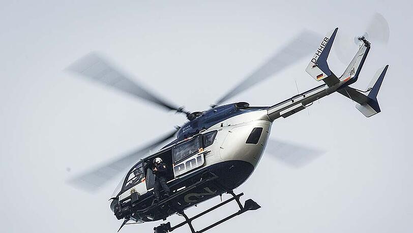 Mit einem Hubschrauber suchte die Polizei nach einem mutmaßlichen Einbrecher in Neuhausen. Der Helikopter kreiste minutenlang über einem Wohnblock nahe des Romanplatzes. (Archivbild) Mit einem Hubschrauber suchte die Polizei nach einem mutmaßlichen Einbrecher in Neuhausen. Der Helikopter kreiste minutenlang über einem Wohnblock nahe des Romanplatzes. (Archivbild)