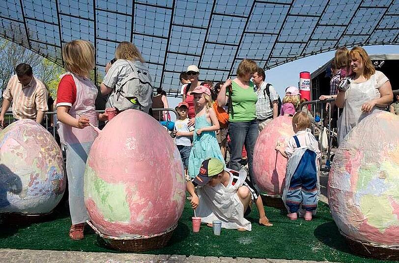 Ostereierfärben mal ganz anders: Nämlich im XXL-Format im Olympiapark.