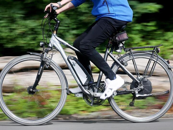 Während der Markt für klassische Fahrräder schwächelt, greifen Verbraucher bei Elektro-Rädern weiter kräftig zu.
