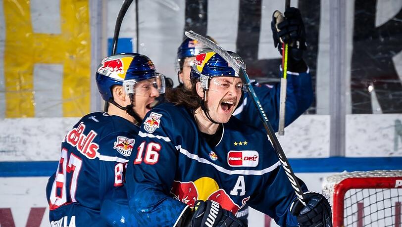 "Da ist es richtig aus mir herausgebrochen", sagt EHC-Ass Konrad Abeltshauser, der nach langer Verletzungspause gegen Schwenningen sein Comeback gibt und gleich das Siegtor erzielt.