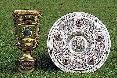 Der FC Bayern feiert das Double: Pokal und Meisterschale