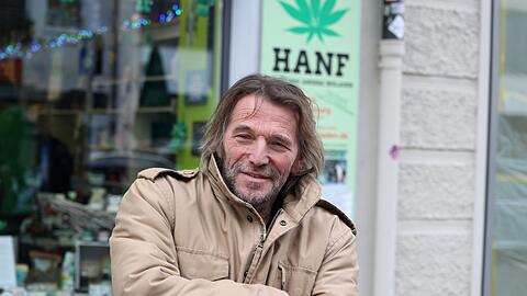 Hans Söllner vor dem Hanfladen im Tal 40.