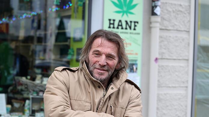 Hans Söllner vor dem Hanfladen im Tal 40.