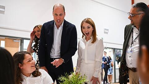 Der Prinz und die Sängerin: William und Geri Horner haben am 26. Juni eine Schule in Newport besucht.