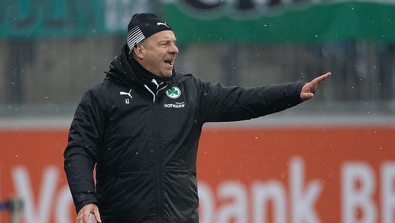 Fürths Trainer Alexander Zorniger gestikuliert. Fürths Trainer Alexander Zorniger gestikuliert.