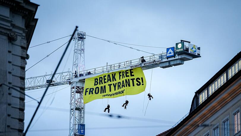 Aktivisten seilen sich von einem Kran in der Nähe der Münchner Sicherheitskonferenz ab. Aktivisten seilen sich von einem Kran in der Nähe der Münchner Sicherheitskonferenz ab.