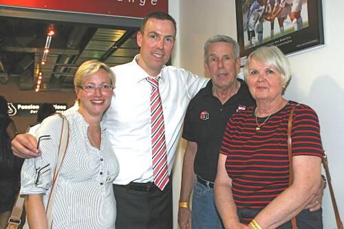 Eine glückliche Familie: Anne von der Ecken, die Ehefrau von Chris Fleming, die Mitte Juni ihr erstes Kind erwartet, Brose-Trainer Chris, sein Vater Bob und seine Mutter Mary (v.l.).