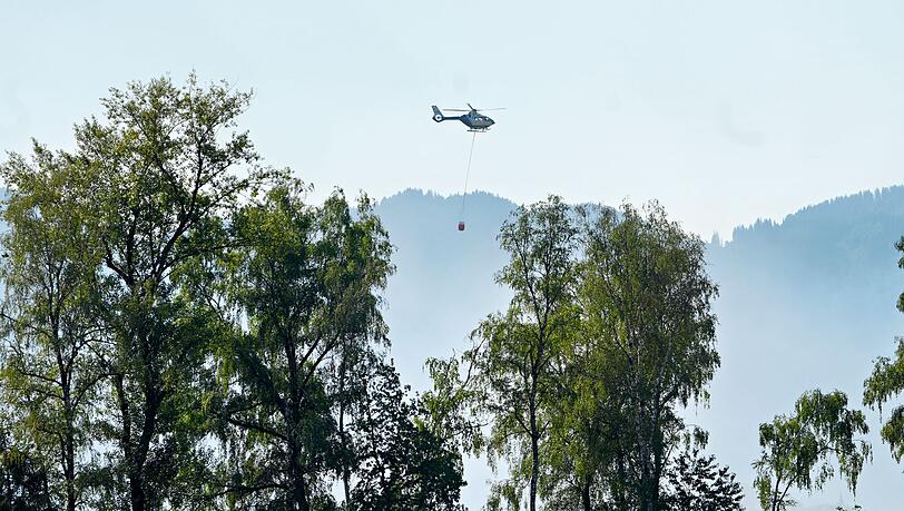 Auch mit einem Hubschrauber versuchen Einsatzkr&auml;fte die Flammen zu l&ouml;schen.