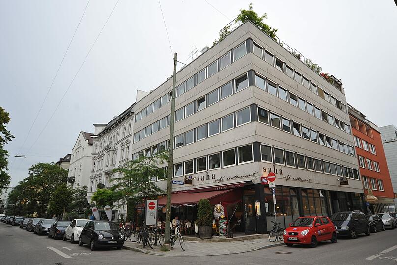 Schick in Schwabing  Wenn Ismaik in München weilt, ist sein Freund und Berater Hamada Iraki stets an seiner Seite. Schon allein, weil Ismaik noch kein Deutsch kann und einen Übersetzer braucht. In der Schwabinger Giselastraße betreibt Iraki das Café Saha und wohnt auch in der Nähe. Mit einer Wohnung in Altschwabing hätte Ismaik seinen Freund also immer in der Nähe. Und am Englischen Garten lässt es sich schick wohnen. Ganz günstig ist Schwabing aber nicht: Ein Penthouse in dieser Lage kostet etwa eineinhalb Millionen Euro.