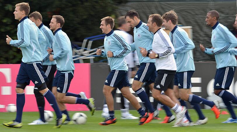 Elf Freunde müsst ihr sein. Die Nationalelf nimmt die Vorbereitung auf das WM-Qualifikationsspiel der deutschen Nationalmannschaft am Freitag in Dublin gegen Irland auf. Die Fotos