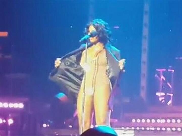 Toni Braxton singt kurzerhand ohne Kleid weiter
