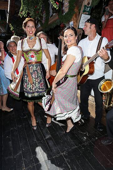 Bilder von der Mercedes-Benz-Damenwiesn mit Uschi Glas, Elisabeth Lanz und Lola Paltinger