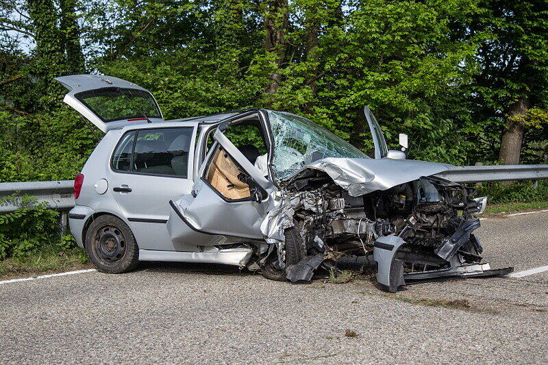 Schwer vorstellbar, dass der Fahrer dieses Wagens nahezu unverletzt blieb. Die Bilder vom Unfallort.