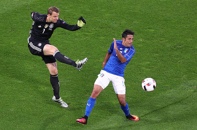 Manuel Neuer: Note 1. Kapitän bei Seitenwahl, dann gab er die Binde gerne an Schweinsteiger weiter. Ein Schüsschen von Florenzi war kein Problem (15.). Schnell draußen als Manu, der Libero, gegen Éder (37.). Chancelos gegen Bonuccis gut geschossenen Elfmeter, sein erster Gegentreffer bei dieser EM. Im Elfmeterschießen parierte er dann gegen Bonucci. Zum &bdquo;Man of the Match&ldquo; gewählt.