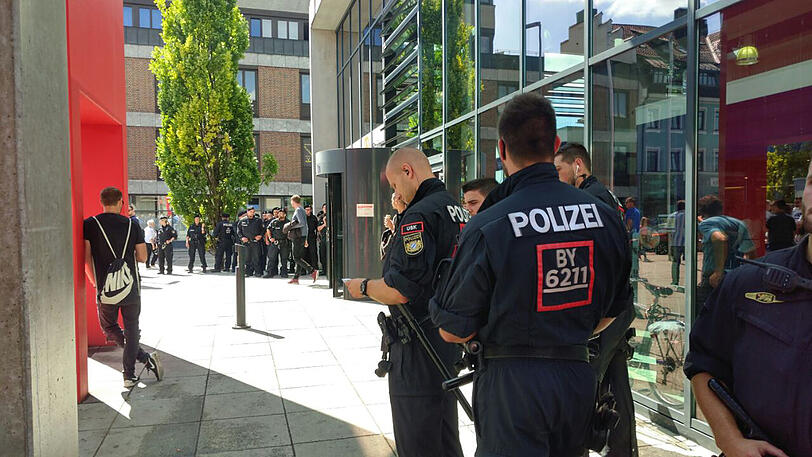Ein Großaufgebot an Polizisten erwartet die Löwen-Fans am Donnerstagnachmittag bei der Ankunft in Memmingen. Die Bilder.