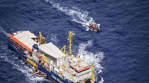 Die "Sea-Watch 3" hatte vor zwei Wochen insgesamt 53 Migranten vor Libyen gerettet, bekam aber keine Anlegeerlaubnis in einem europäischen Hafen.