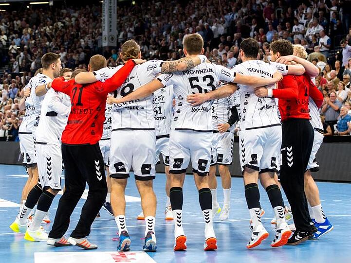Die Kieler jubeln nach dem Schlusspfiff im Spiel gegen die SG Flensburg-Handewitt über den Sieg.