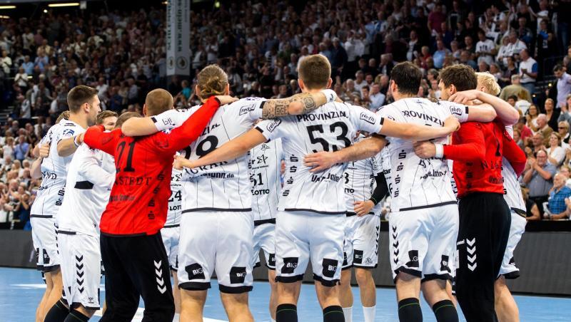Die Kieler jubeln nach dem Schlusspfiff im Spiel gegen die SG Flensburg-Handewitt über den Sieg. Die Kieler jubeln nach dem Schlusspfiff im Spiel gegen die SG Flensburg-Handewitt über den Sieg.
