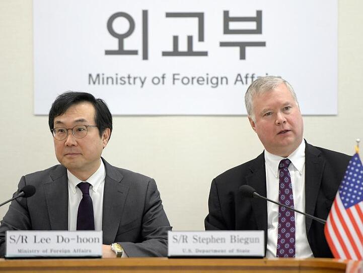 Stephen Biegun, US-Sonderbeauftragter für Nordkorea und Lee Do-hoon, Sonderbeauftragter für Frieden und Sicherheit in Südkorea, sprechen während ihres Treffens im Außenministerium. Es wird vermutet, dass er mit der südkoreanischen Regierung neben dem weiteren Vorgehen im Atomstreit auch über Nahrungshilfen für Nordkorea spricht.