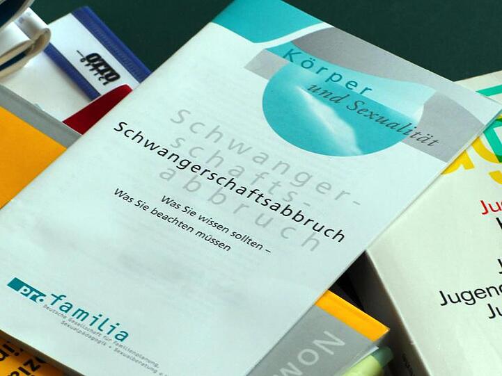 Paragraf 219a regelt, wie Ärzte über Abtreibungen informieren dürfen.