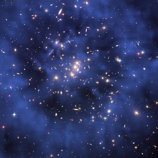 Ein Ring Dunkler Materie in einem fünf Milliarden Lichtjahre entfernten Galaxienhaufen im Sternbild Fische. Die Verteilung der Materie ist leuchtend blau dargestellt, sie wurde am Computer errechnet und über das "Hubble"-Foto gelegt.