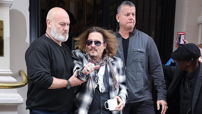 Johnny Depp musste am Montagmorgen von Bodyguards begleitet werden.