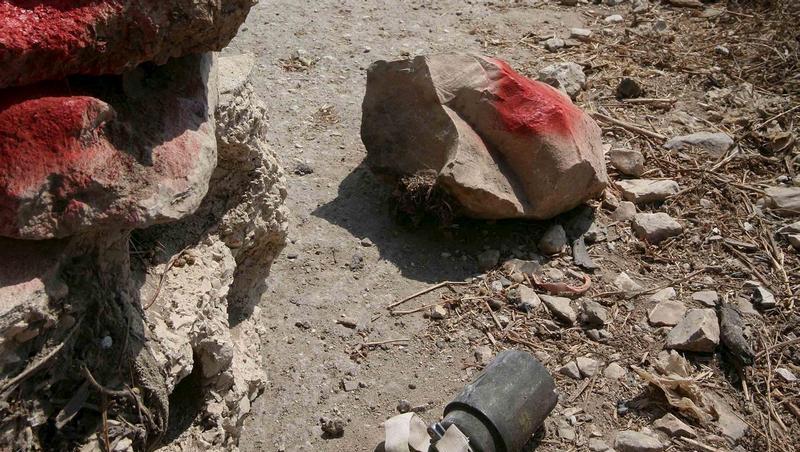 Eine israelische Streubombe liegt im Jahr 2006 im Südlibanon neben markierten Felsbrocken. Eine israelische Streubombe liegt im Jahr 2006 im Südlibanon neben markierten Felsbrocken.