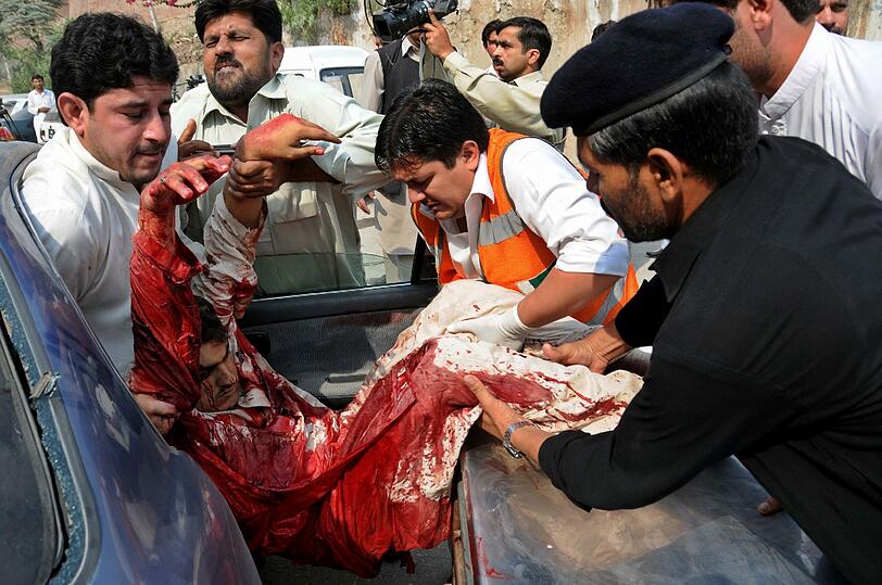 Viele Verletzte und Tote nach einem Anschlag auf einen Markt nahe Peshawar im Nordwesten Pakistans. Foto: Arshad Arbab