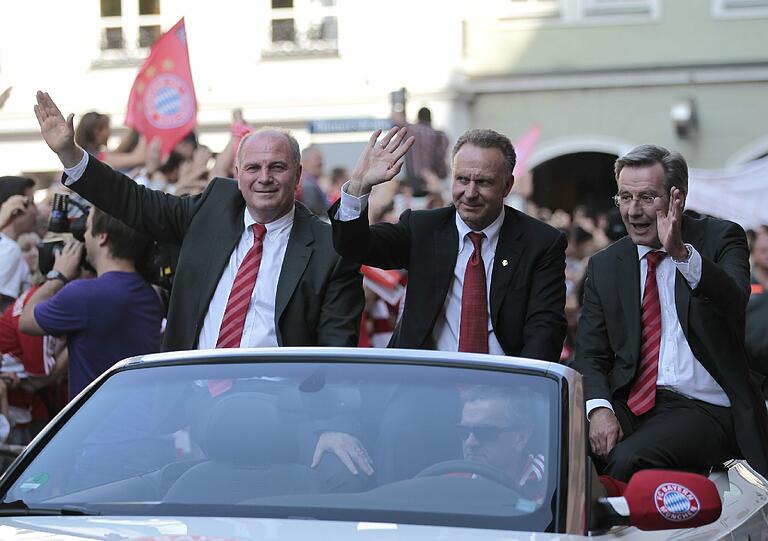 Bayerns Präsident Uli Hoeneß, Vorstandsvorsitzender Karl-Heinz Rummenigge und Geschäftsführer Karl Hopfner im Autokorso am 23.5.2010. Der FC Bayern feierte am Marienplatz die Deutsche Meisterschaft und den DFB-Pokalsieg.