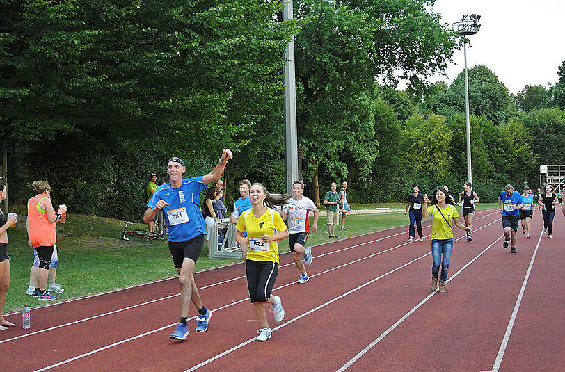 Der Sommernachtslauf im Olympiapark konnte mit 1.900 Teilnehmern einen neuen Rekord verbuchen. Klicken Sie sich durch die Bilderstrecke.