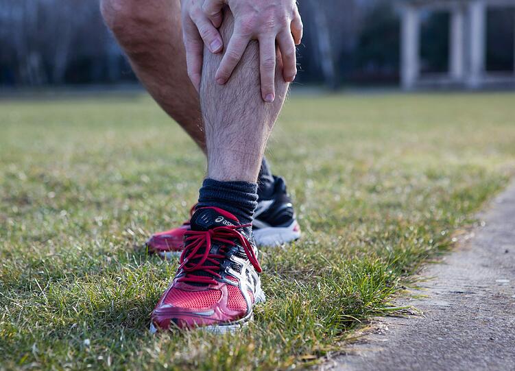 Schienbeintreten: Nichts für Weicheier ist dieser "Sport" mit denkbar einfachen Regeln. Zwei ganze Kerle halten sich an den Armen fest und treten aufeinander ein. Wer umfällt, verliert. Angeblich gibt es diesen Wettstreit als Teil der "Cotswold Olimpicks" auf dem Dover's Hill im englischen Gloucestershire bereits seit gut 400 Jahren.