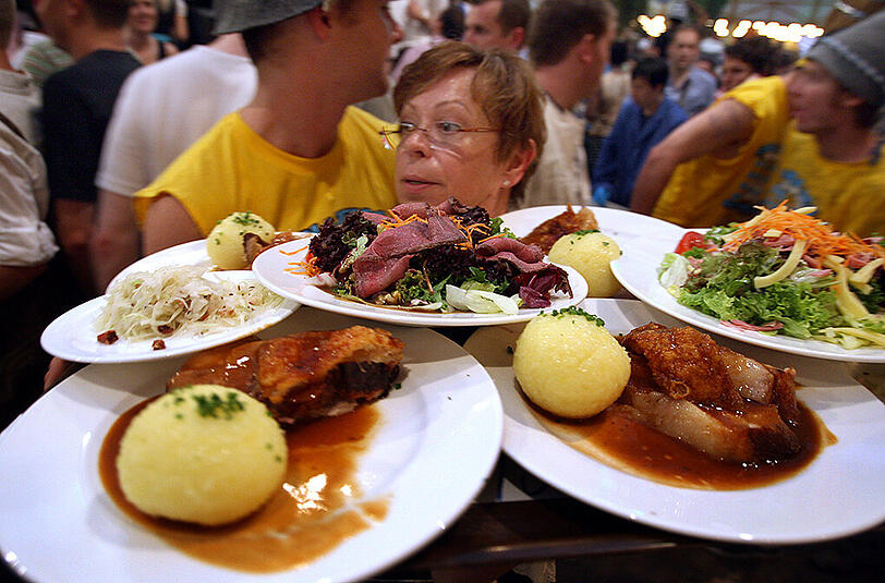 Massen-Verköstigung auf der Wiesn: Eine Herausforderung für Bedienungen und Köche.