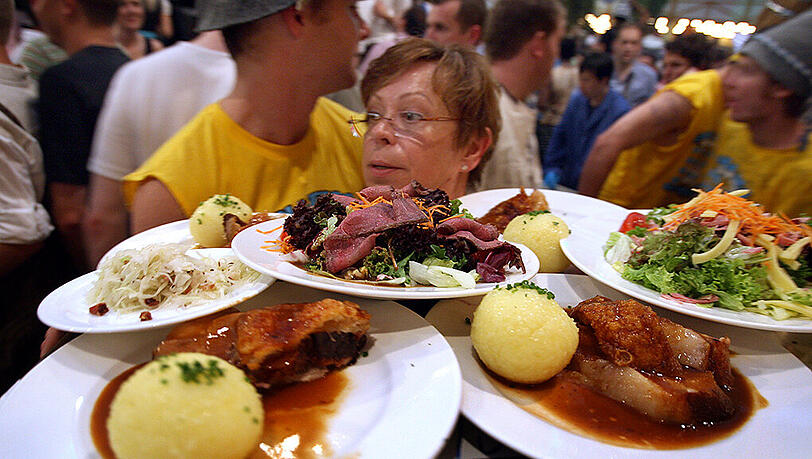 Massen-Verköstigung auf der Wiesn: Eine Herausforderung für Bedienungen und Köche. Massen-Verköstigung auf der Wiesn: Eine Herausforderung für Bedienungen und Köche.