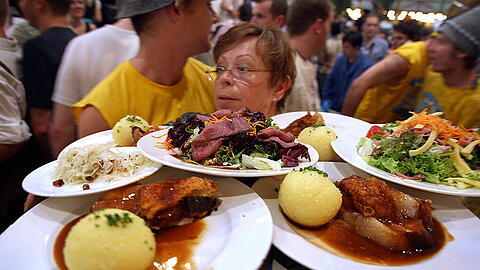Massen-Verköstigung auf der Wiesn: Eine Herausforderung für Bedienungen und Köche.