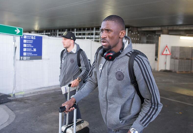 Die deutschen Fußball-Nationalspieler Lukas Podolski (l) und Antonio Rüdiger am Flughafen in Frankfurt am Main (Hessen) den VIP-Bereich. Die Mannschaft war zuvor mit einer Sondermaschine aus Paris eingetroffen. Bei einer Terrorserie waren dort am Abend des Länderspiels gegen Frankreich mindestens 120 Menschen ums Leben gekommen.