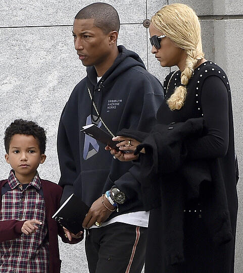 Der Sänger Pharrell Williams (Mitte) zusammen mit Helen Lasichanh (rechts) und Rocket Ayer Williams.