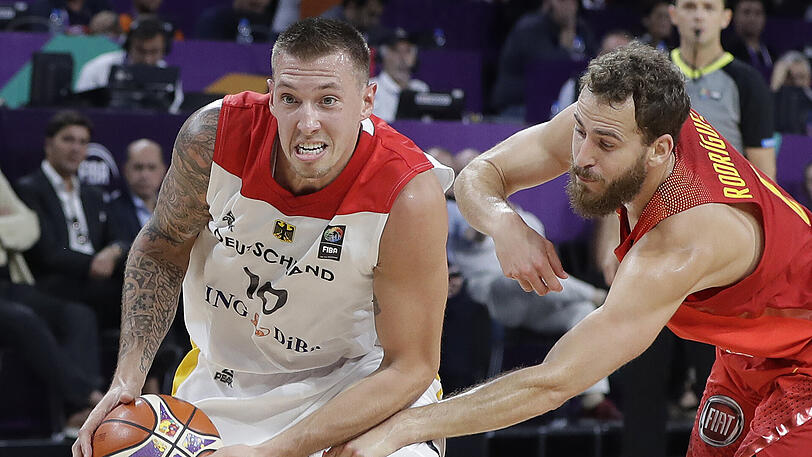 Daniel Theis (links) enteilt dem Spanier Sergio Rodriguez.