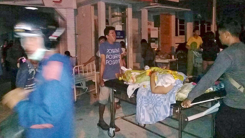 Auf der indonesischen Insel Sulawesi hat sich ein schweres Erdbeben ereignet. Die Stärke lag nach Messungen verschiedener Institute zwischen 7,4 und 7,7. Auf der indonesischen Insel Sulawesi hat sich ein schweres Erdbeben ereignet. Die Stärke lag nach Messungen verschiedener Institute zwischen 7,4 und 7,7.