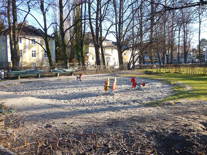 Ein wenig erbärmlich - die neue Spielplatzgarnitur am Shakespearplatz.