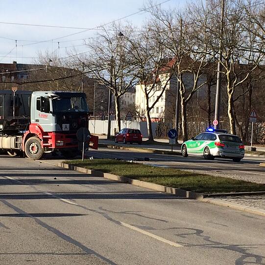Am Donnerstagvormittag kam es zu einem heftigen Zusammenstoß zwischen einem Sattelzug und einem MVG-Bus.
