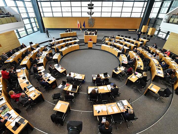Im Landtag in Erfurt wurde ein Investitionspaket für Thüringens Kommunen mit einem Volumen von 568 Millionen Euro beschlossen - auch mit den Stimmen von CDU und FDP.