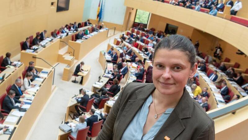 Agnes Becker, Landesbeauftragte des Volksbegehrens "Rettet die Bienen", verfolgt Sitzung im Landtag. Foto: Peter Kneffel Agnes Becker, Landesbeauftragte des Volksbegehrens "Rettet die Bienen", verfolgt Sitzung im Landtag. Foto: Peter Kneffel