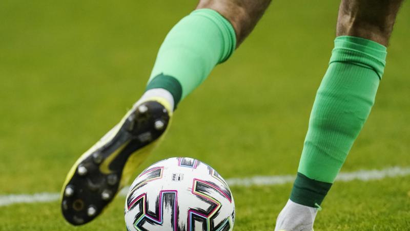Ein Fußballspieler spielt den Ball.