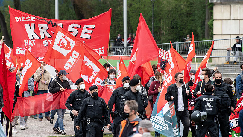 Ja, es gibt immer noch ein paar Münchner Kommunisten. Demonstranten mit DKP-Fahnen auf einer Kundgebung im Mai 2021. Ja, es gibt immer noch ein paar Münchner Kommunisten. Demonstranten mit DKP-Fahnen auf einer Kundgebung im Mai 2021.