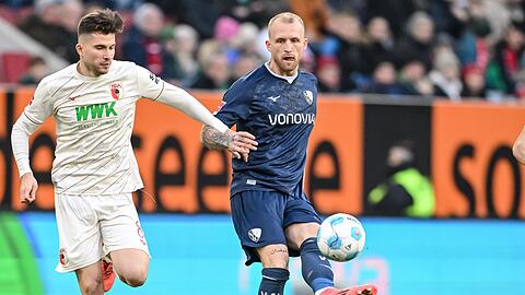 Traf für den FC Augsburg:  Elvis Rexhbecaj (l).