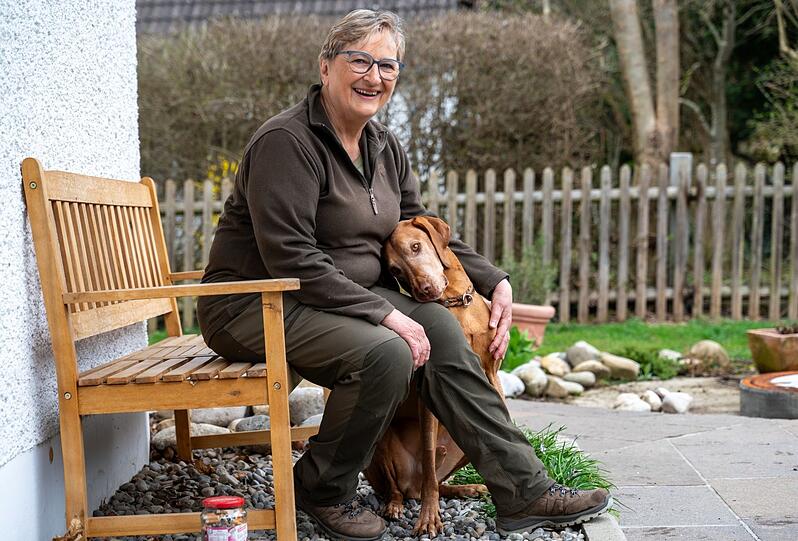 Das ist noch mal gut gegangen: Jutta Zedelmaier und ihr Hund Urax müssen keine zusätzlichen Rundfunkgebühren zahlen. Stattdessen gibt es eine angenehme Überraschung für den Rüden.